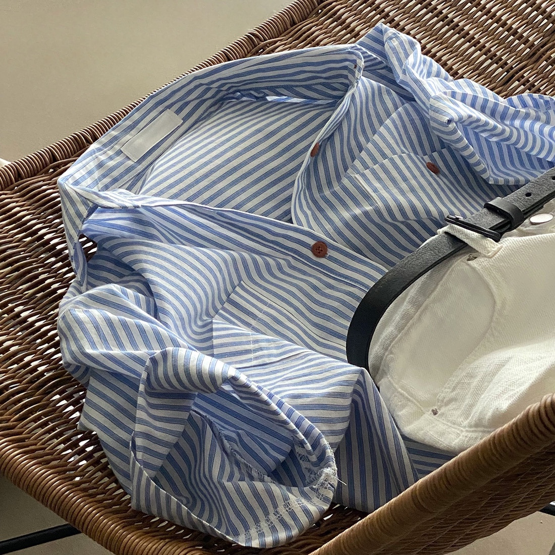 [오늘까지 할인!] 우드버튼 클래식 스트라이프 반팔 셔츠 - nb♡韓國女裝上衣
